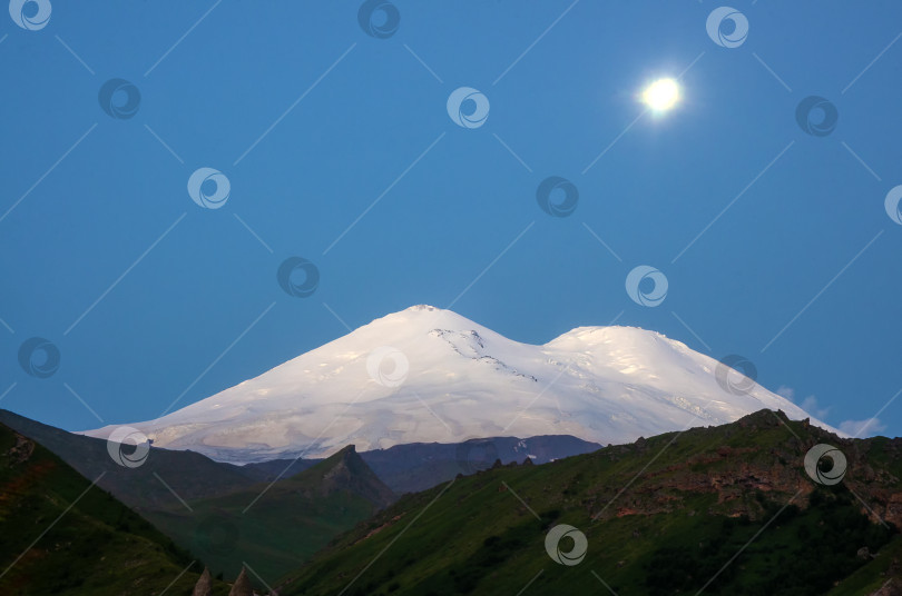 Скачать Эльбрус и Луна фотосток Ozero