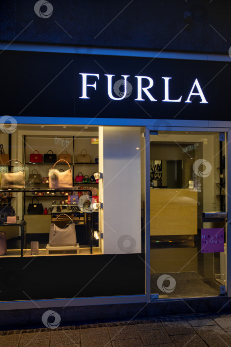 Скачать Ночной снимок бутика Furla в Баден-Бадене фотосток Ozero