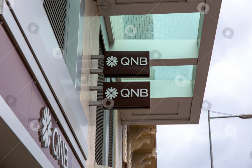 Скачать Вывеска QNB Group над входом фотосток Ozero