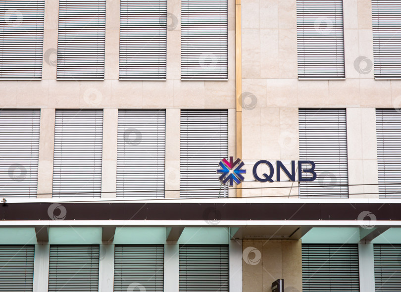 Скачать Вывеска QNB Group на фасаде офиса в Женеве фотосток Ozero