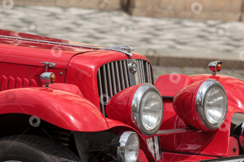 Скачать Фары красного автомобиля Alfa Romeo фотосток Ozero