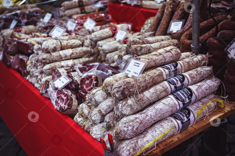 Скачать Сосиски салями на фермерском рынке Базеля фотосток Ozero
