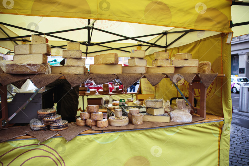 Скачать Разные сорта сыра на фермерском рынке Базеля фотосток Ozero
