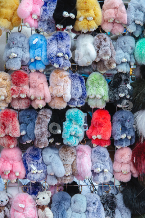 Скачать Пушистые игрушечные пасхальные кролики на прилавке на рынке в Праге фотосток Ozero