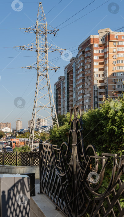 Скачать Пешеходная зона отдыха со скамейками, газонами и деревьями. Жилой комплекс Тургеневский. Высоковольтные линии электропередачи. Дома и дорога за кованым забором. фотосток Ozero