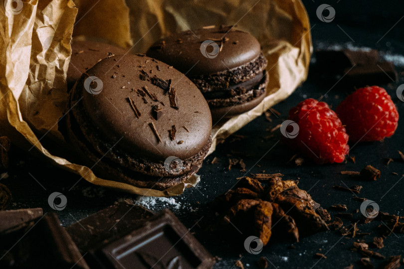 Скачать Миндальное печенье с ягодами, шоколадом и бадьяном на черном фоне фотосток Ozero