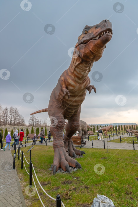 Скачать Люди около фигуры тиранозавра в Динопарке Янтарного фотосток Ozero