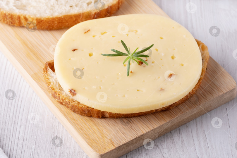 Скачать Бутерброд на завтрак с сыром на разделочной доске фотосток Ozero