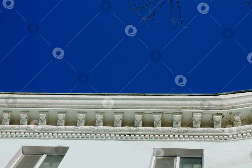 Скачать крыша дома на фоне ясного голубого неба фотосток Ozero