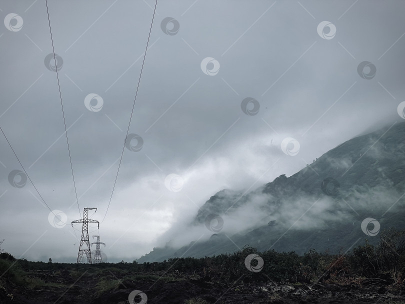 Скачать Вид на горы в тумане фотосток Ozero