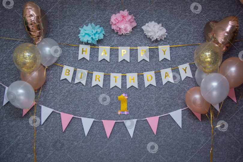 Скачать Оформление фотозоны на день рождения воздушными шарами и термосами. фотосток Ozero