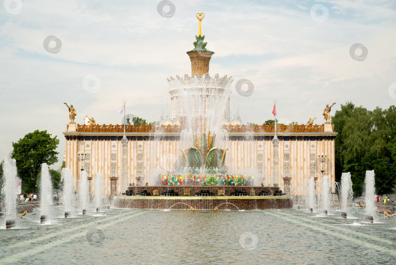Скачать Июль 2022 года, Москва, Россия - панорамный вид на группу фонтанов, включая фонтан "Каменный цветок" на Выставке достижений народного хозяйства (ВДНХ) фотосток Ozero
