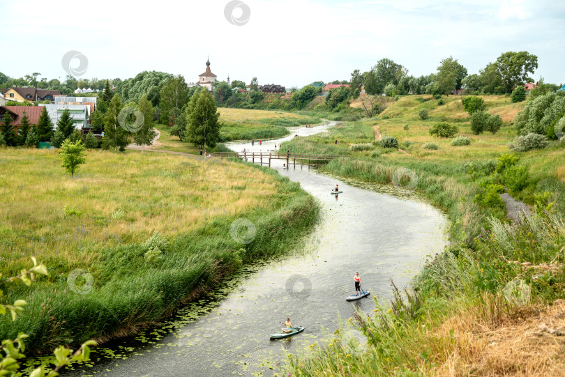 Скачать Люди катаются на байдарках на реке летним днем фотосток Ozero