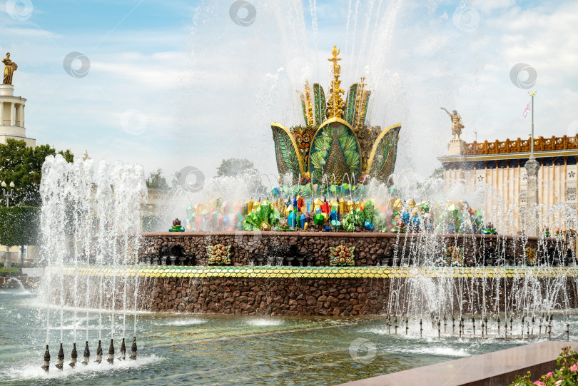 Скачать Июль 2022 года, Москва, Россия - Фонтан "Каменный цветок" на Выставке достижений народного хозяйства (ВДНХ) фотосток Ozero