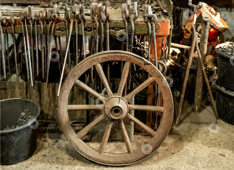Скачать старинное деревянное колесо в мастерской кузнеца фотосток Ozero