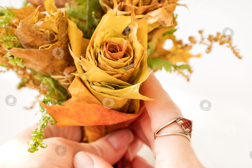 Скачать Осенний букет из роз, сплетенных из кленовых листьев. Как сделать осенний букет роз из разноцветных кленовых листьев. Концепция поделки. Шаг 11 из 12 пошаговая фотоинструкция фотосток Ozero