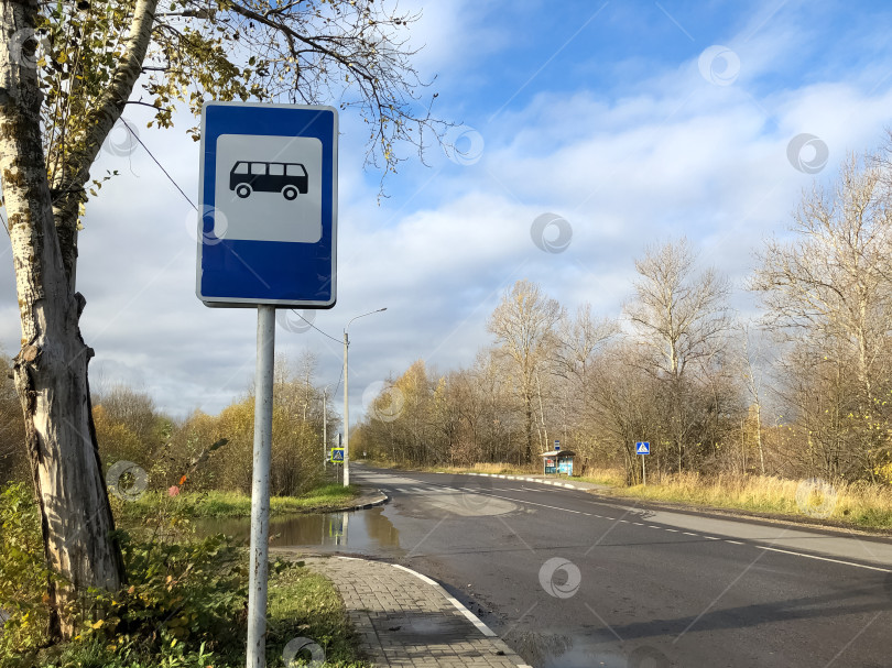 Скачать Синий знак автобусной остановки на обочине дороги фотосток Ozero