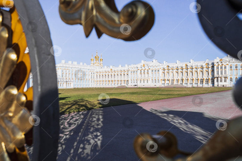 Скачать Вид на Екатерининский дворец через решетку Золотых ворот. фотосток Ozero