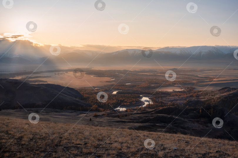 Скачать волшебный рассвет с туманной дымкой над извилистой рекой фотосток Ozero