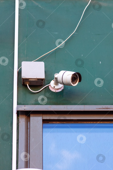 Скачать Камера наблюдения на стене здания фотосток Ozero