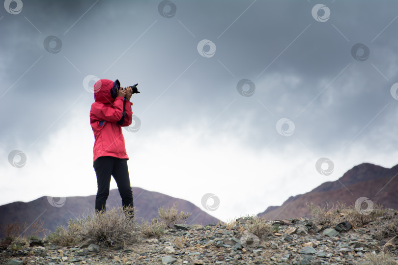 Скачать Фотография фотографа, который делает снимки на природе фотосток Ozero