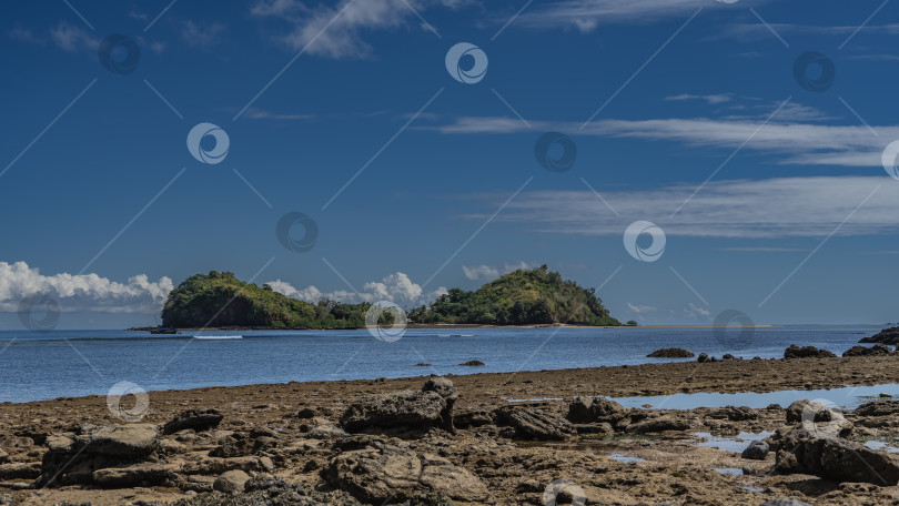 Скачать Красивый холмистый остров Носи Сакатия в океане фотосток Ozero