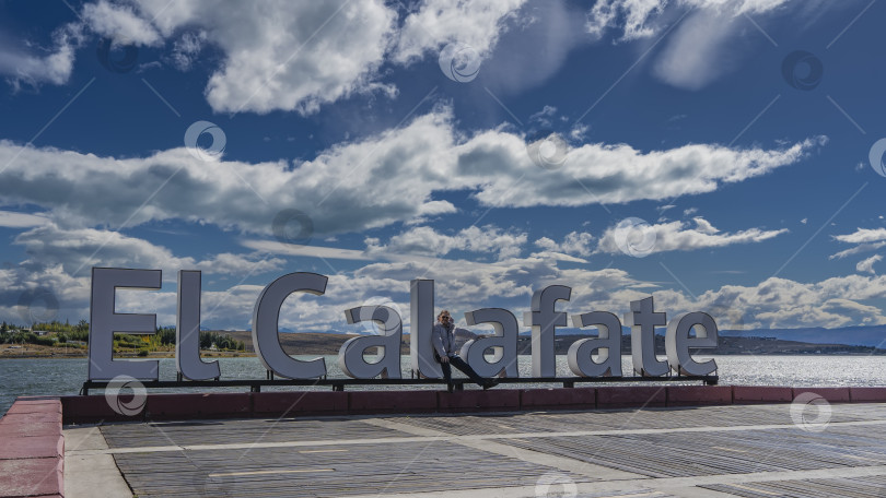 Скачать Название города Эль-Калафате выбито на дощатом настиле. фотосток Ozero