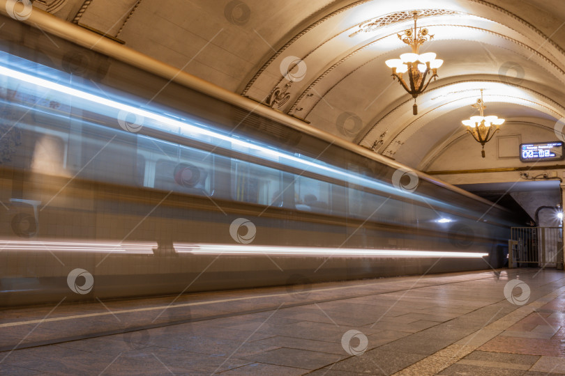 Скачать Прибытие поезда на станцию метро Арбатская, Москва. фотосток Ozero