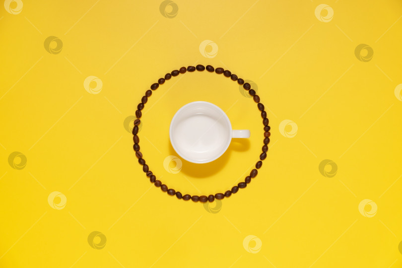 Скачать Пустая кофейная чашка и кофейные зерна на желтом фоне фотосток Ozero