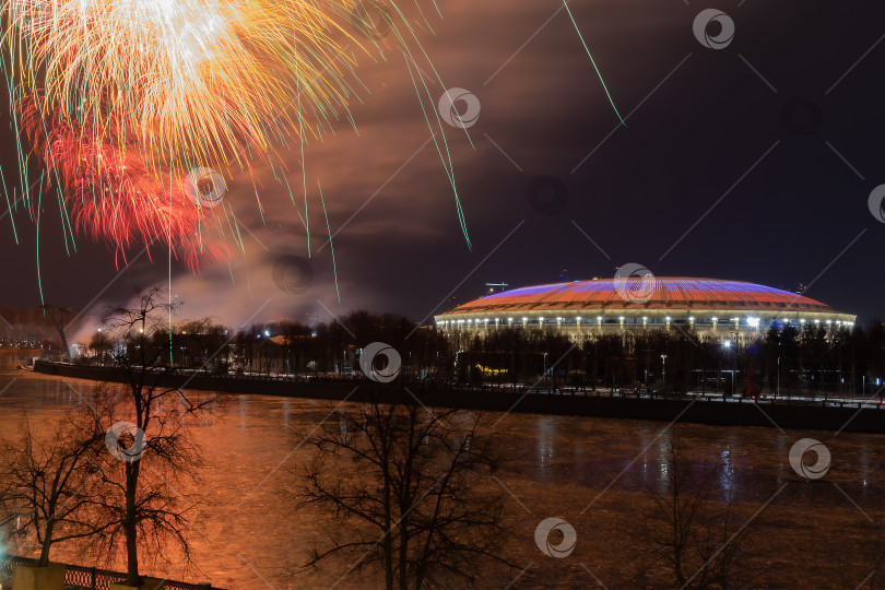 Скачать Салют (фейерверк) у стадиона Лужники, Москва. фотосток Ozero