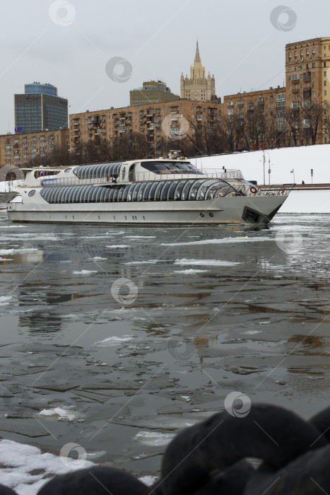 Скачать Прогулочный катер на Москве-реке. фотосток Ozero