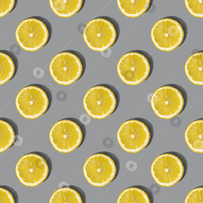 Скачать Равномерный узор из ломтиков лимона с тенью на сером фоне. Плоский макет фотосток Ozero