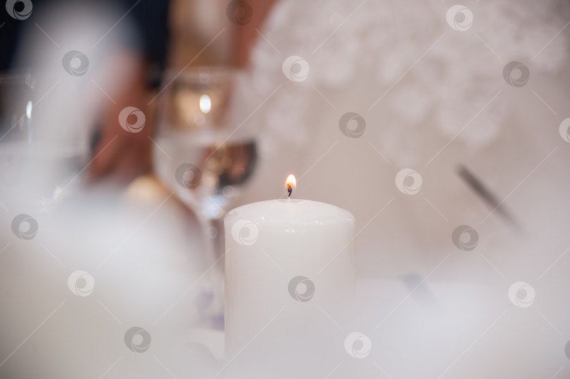 Скачать горящая свеча в белой рамке на фоне жениха и невесты фотосток Ozero