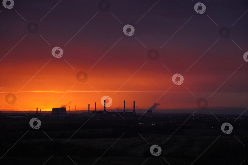 Скачать Завод на закате. Заводские трубы. фотосток Ozero