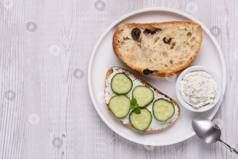 Скачать Оливковый хлеб с творогом и огурцами, с местом для копирования текста фотосток Ozero