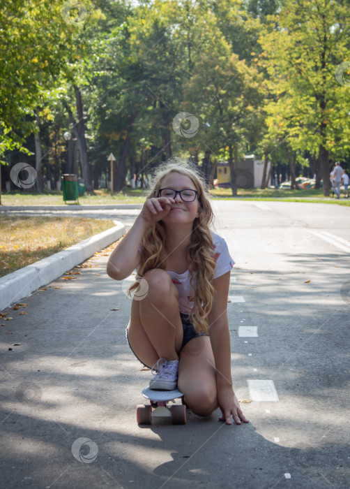 Скачать Портрет девочки-подростка в очках на скейтборде фотосток Ozero