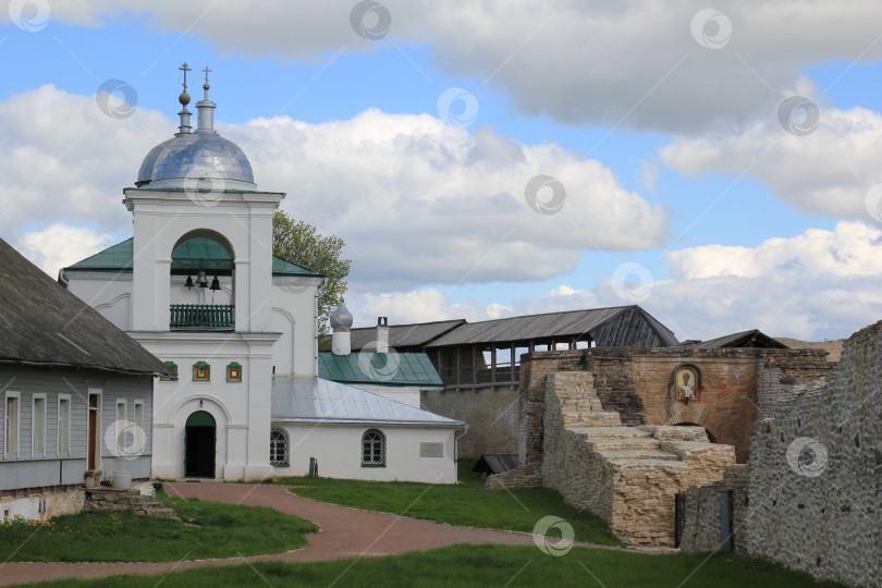 Скачать Вид на Никольский собор в Изборской крепости. Средневековое оборонительное сооружение в Псковской области. Музей по открытым небом. 2015 год фотосток Ozero