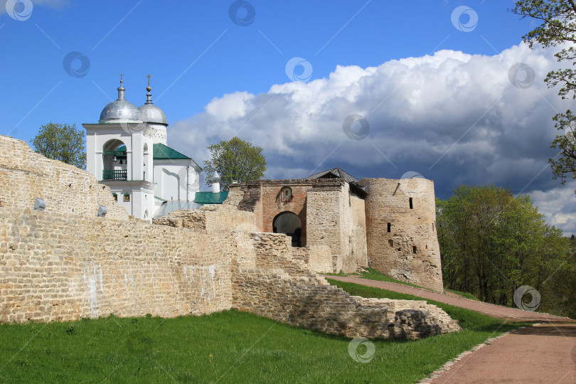 Скачать Панорама Изборской крепости летом 2015 года. Средневековое оборонительное сооружение в Псковской области. Музей по открытым небом фотосток Ozero