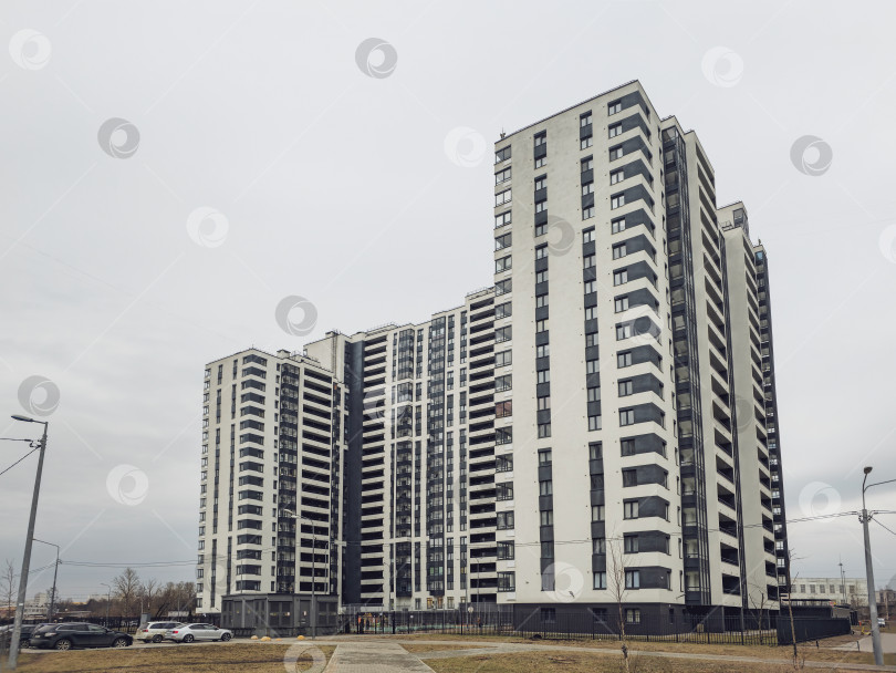 Скачать Новое серое высотное здание в жилом районе. фотосток Ozero