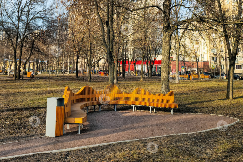 Скачать Ортопедические деревянные скамейки в городском парке. фотосток Ozero