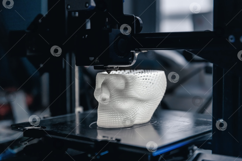 Скачать 3D-принтер печатает белую пластиковую модель фотосток Ozero