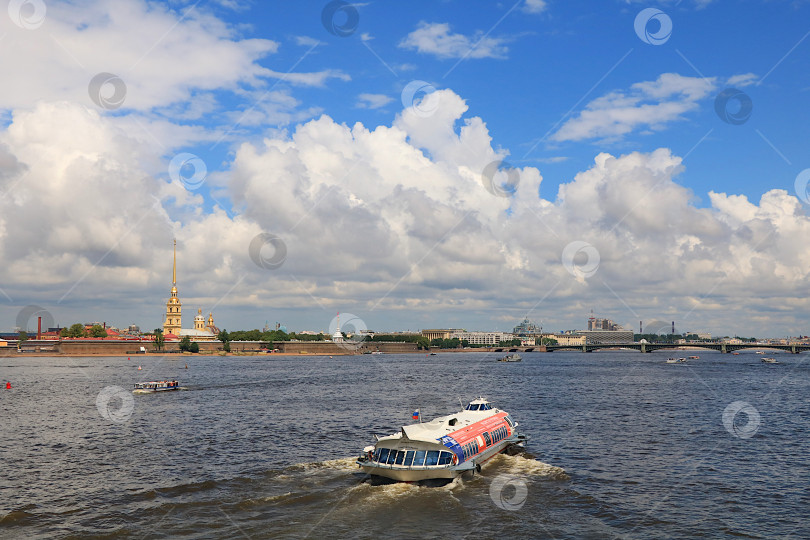 Скачать Санкт-Петербург, Россия, 3 июля 2018 года, Петропавловская крепость. На фотографии изображена Петропавловская крепость и лодки с туристами, фотосток Ozero