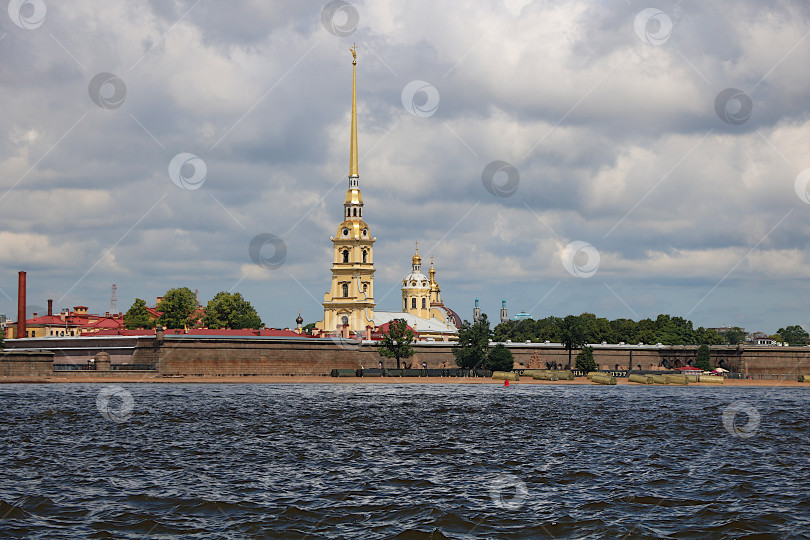 Скачать Санкт-Петербург, Россия, 3 июля 2018 года, Петропавловская крепость. На фотографии изображена Петропавловская крепость и лодки с туристами, фотосток Ozero