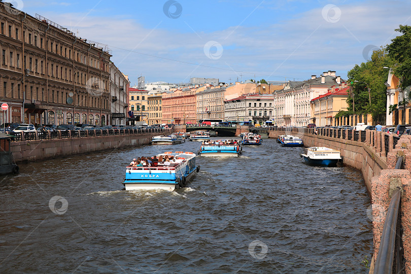 Скачать Санкт-Петербург, Россия, 12 июля 2018 года, Петропавловская крепость. На фото река Фонтанка и лодки с туристами, вид фотосток Ozero