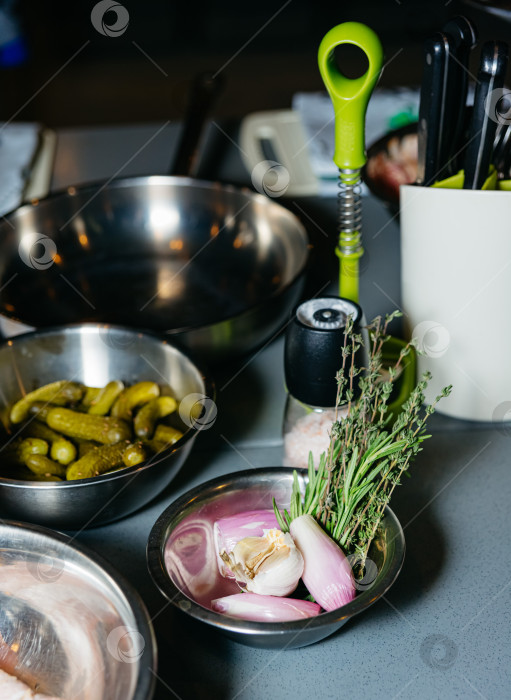 Скачать Приготовление пищи с использованием свежих ингредиентов и посуды фотосток Ozero