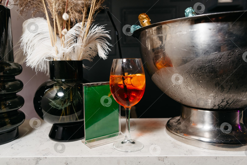 Скачать Охлажденный аперитивный напиток с элегантным декором фотосток Ozero
