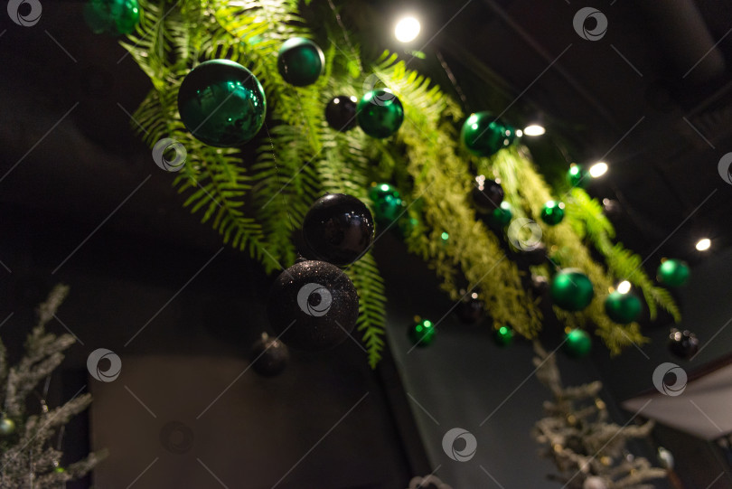 Скачать Рождественские украшения с зелеными и черными орнаментами фотосток Ozero