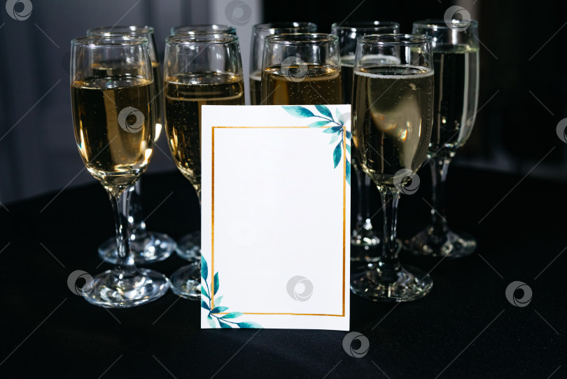 Скачать Элегантные бокалы для шампанского и пригласительный билет фотосток Ozero