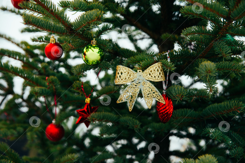 Скачать Рождественская елка, украшенная праздничными украшениями фотосток Ozero