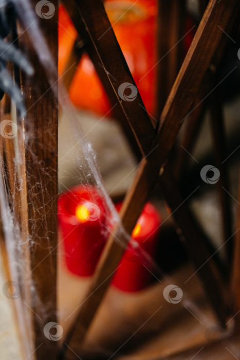 Скачать Жуткая атмосфера Хэллоуина с покрытыми паутиной свечами фотосток Ozero